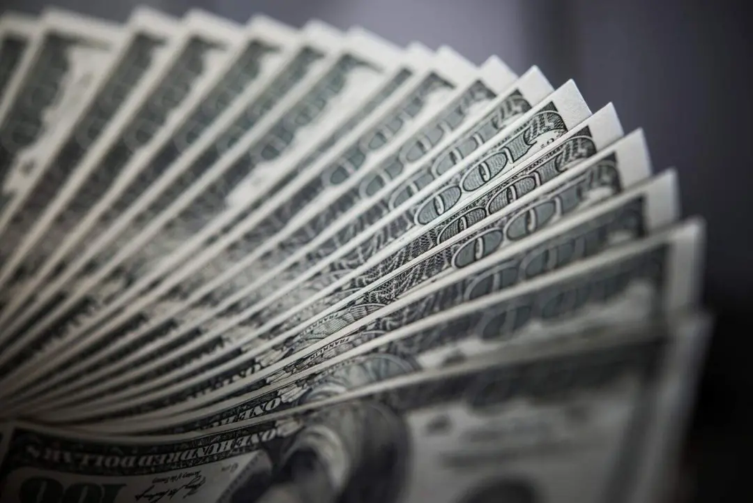 Ibovespa fechou a 192.113 pontos, alta de 2,62% antes do primeiro turno. A queda do dólar para R$ 5,21 mostra que os in…