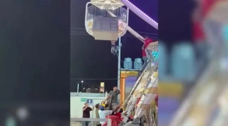 Feira de Torreon, no México, viu um menino ficar pendurado fora de uma cabine de roda-gigante enquanto ela rodava. O ac…