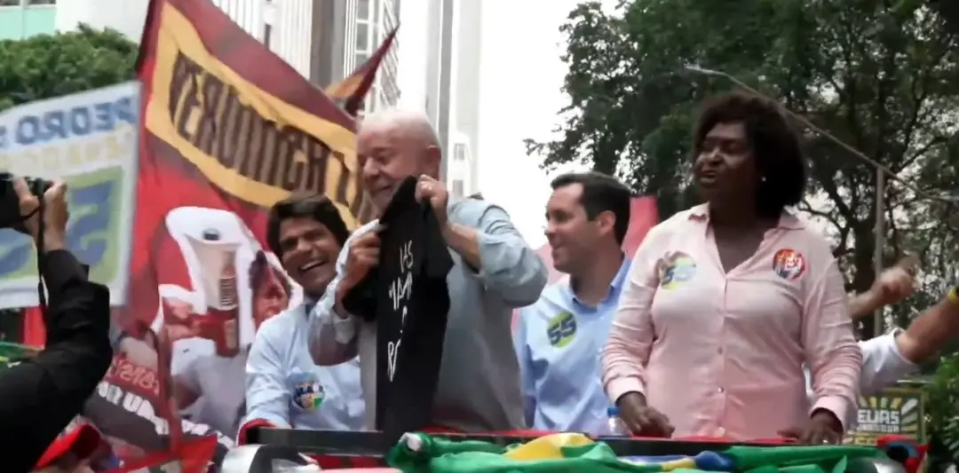 Lula mostrou camisa dizendo as Malvinas são argentinas em ato no Centro do Rio. Ponderar os lados dessa questão é impor…