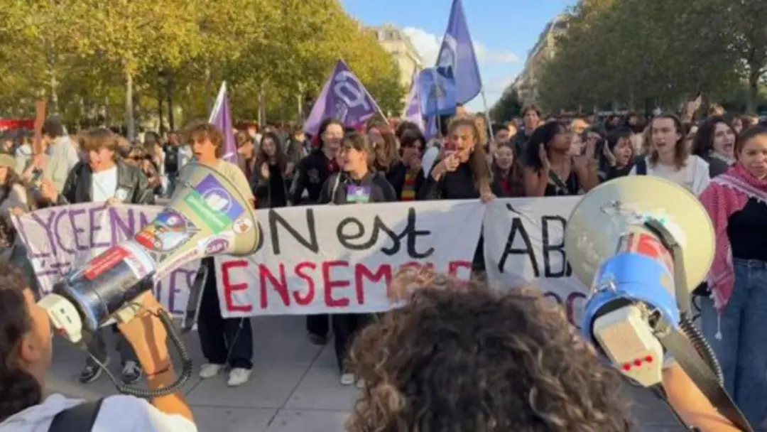 735 escolas do ensino médio na França foram afetadas nesta sexta feira, com bloqueios e confrontos. Esse desabafo dos e…