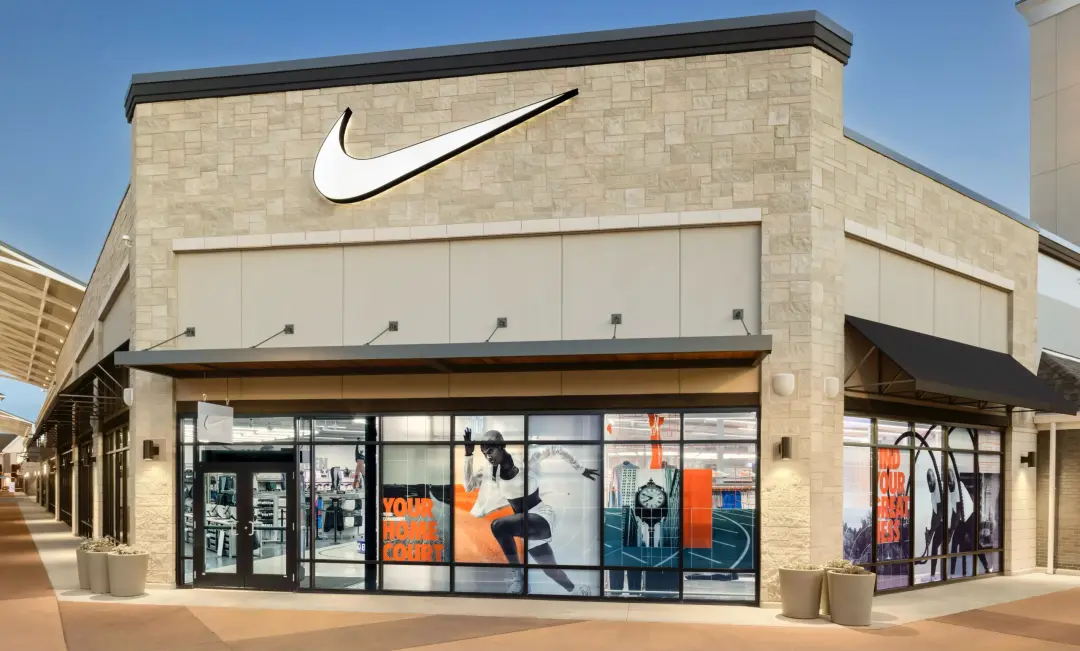 Nike planeja cortes de vagas a partir de 2027, visando gerar uns 2,5 bilhões de economia. A queda na receita também é p…