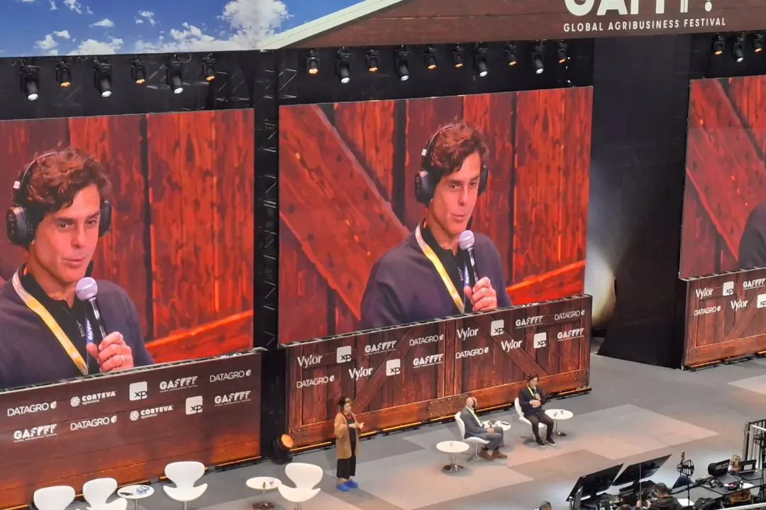 Guilherme Benchimol disse que um empreendedor é um empilhador de grãos de areia, falando sobre a insistência necessária…