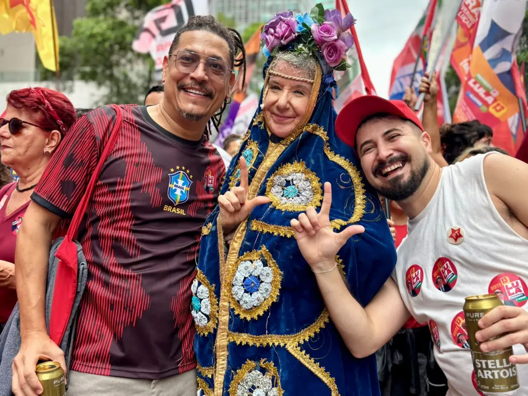 Atriz vestida de Nossa Senhora Aparecida chamou a atenção na caminhada de Lula no Rio. É sempre interessante ver como a…