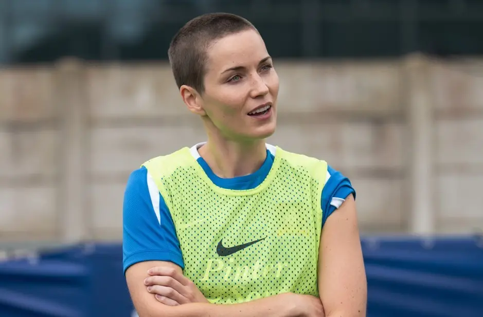 Atriz de Ted Lasso fala sobre a 4ª temporada, mostrando como a jornada da personagem Boots é sobre sair do individualis…