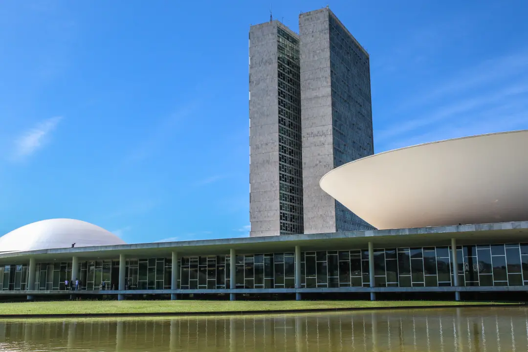 65% dos brasileiros não confiam nos políticos, pesquisa do Instituto Oyá aponta descrédito forte nos partidos e no Cong…