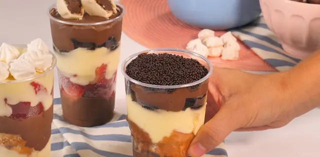 Copo da Felicidade rende cerca de 20 porções, usando dois cremes de chocolate e biscoito com leite condensado e amido d…
