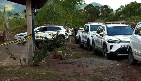 Candelária, Rio Grande do Sul, tem mãe e filha de 13 anos mortas com facadas dentro de casa. O delegado aponta três sus…