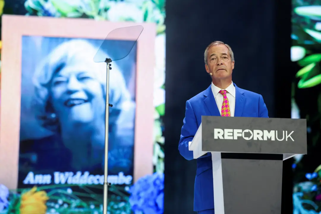 Joshua Kerry, 28 anos, foi acusado pela polícia britânica de planejar ataques terroristas, com Nigel Farage entre os al…