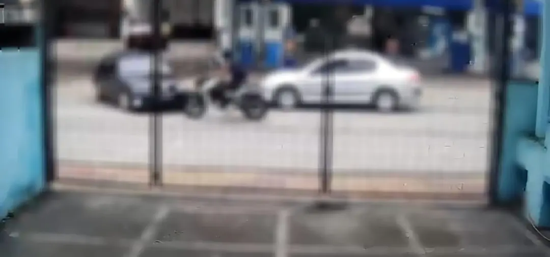 Retiro, em Volta Redonda, viu um acidente entre moto e carro na manhã desta sexta. O jovem que dirigia a moto ficou fer…