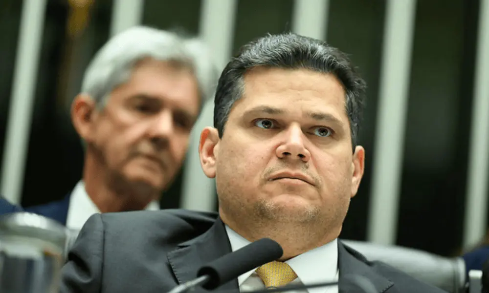 Davi Alcolumbre adiou o prazo para emendas à MP que proíbe as bets para depois do primeiro turno. Essa prorrogação perm…