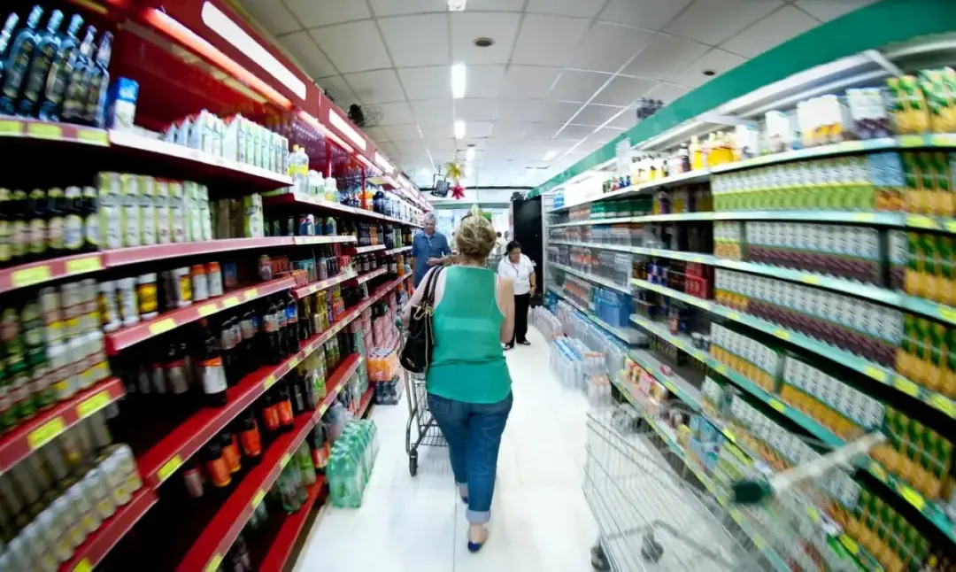 Produção industrial brasileira recuou 0,6% em agosto, acumulando perda de 3,1% em quatro meses. O endividamento das fam…