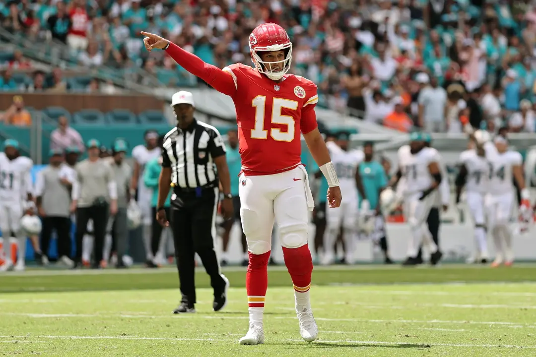 Patrick Mahomes teve pressão maior no meio do campo contra os Broncos, um ponto de desconforto aparente. A habilidade d…