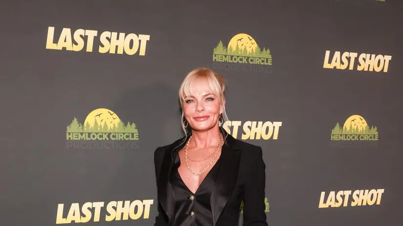 Jaime Pressly falou sobre o trabalho com Kim Kardashian e Glenn Close no drama legal Alls Fair. Ela disse que a produçã…