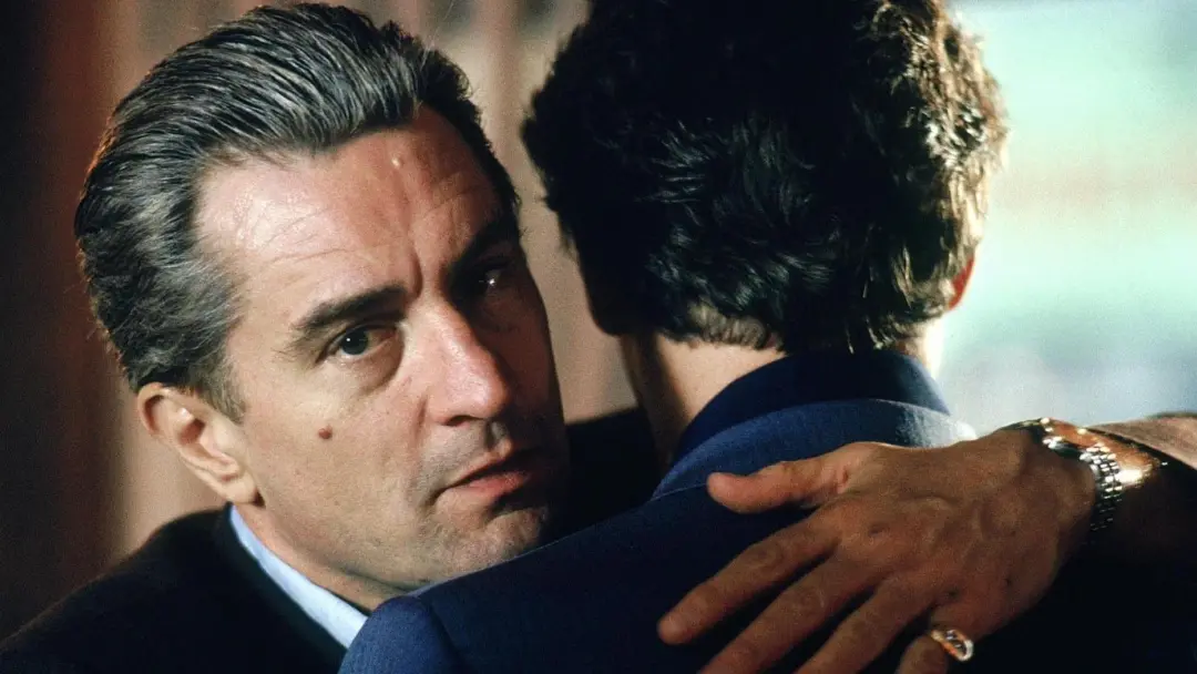 Goodfellas tem um começo de 11 palavras que supera qualquer cena do Poderoso Chefão. Essa diferença estilística mostra …