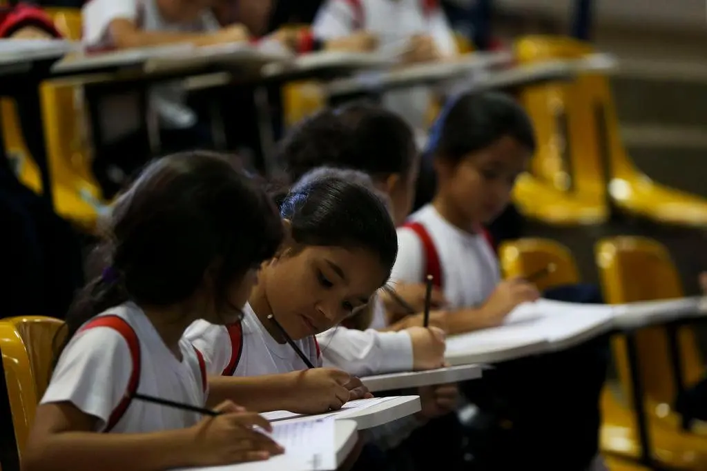 PL 3115/26 prevê abono de até três faltas mensais para estudantes com deficiência no período menstrual, só com comunica…