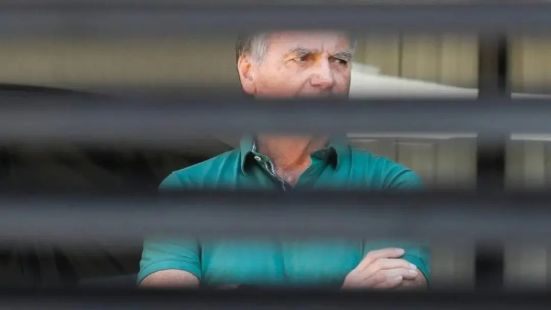 Bolsonaro teve a tornozeleira eletrônica trocada em Brasília em 29 de setembro. A mudança ocorreu na residência dele, e…