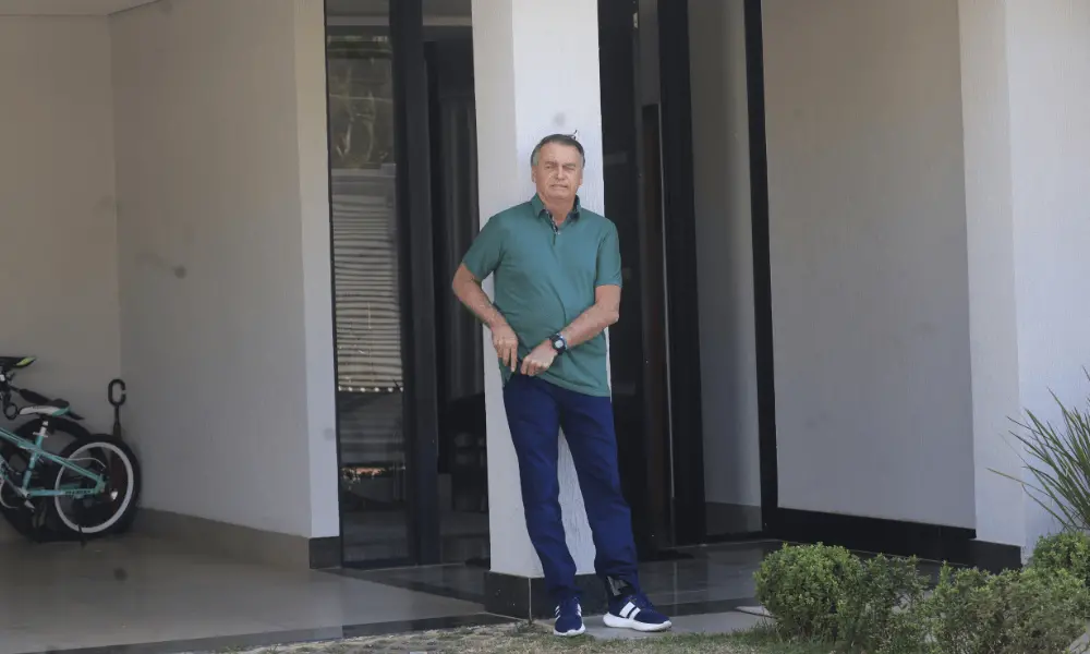 Jair Bolsonaro teve a tornozeleira eletrônica trocada pela Polícia Militar do Distrito Federal no dia 29 de setembro. A…