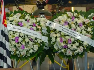 Filho de Lito homenageou o pai com coroa de flores, dizendo que foi ótimo voar com ele. A lembrança mostra como a liber…