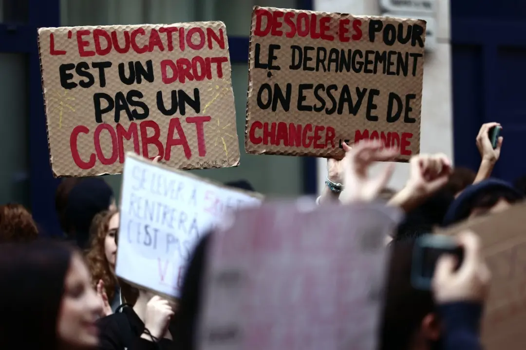 400 escolas do Ensino Médio na França pararam por conta de protestos. Os estudantes pedem mais recursos e melhores cond…