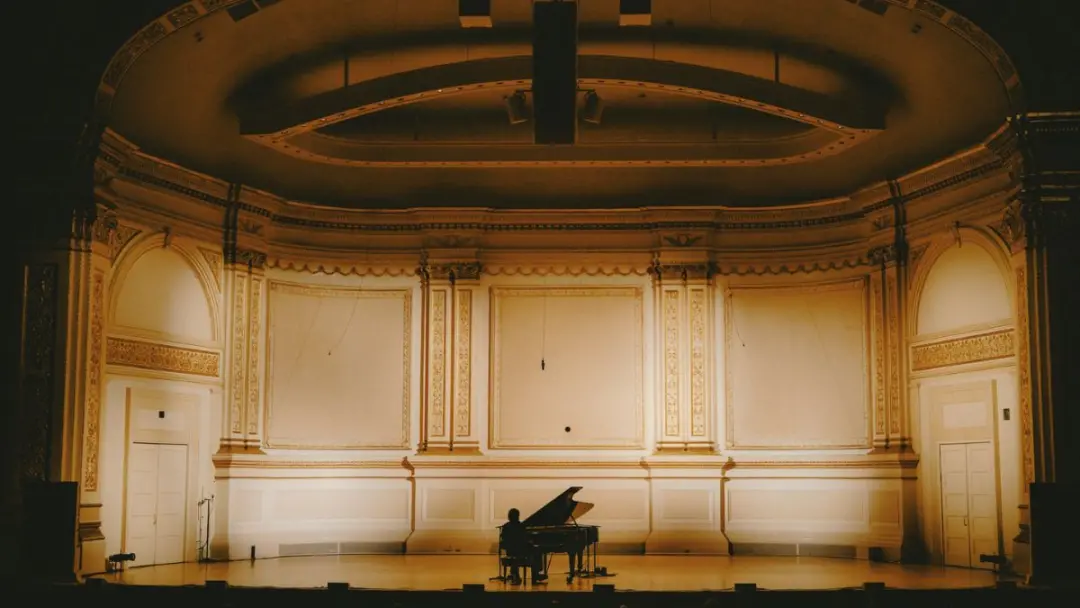 Cameron Winter at Carnegie Hall, o filme de concerto de Paul Thomas Anderson, mostra o artista com a placa de que ele m…