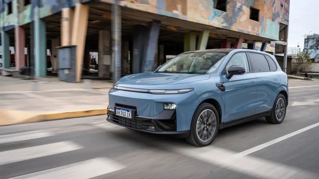 Leapmotor B10 REEV aposta no híbrido plug-in para tentar crescer no Brasil. O sistema usa motor a combustão só para ger…