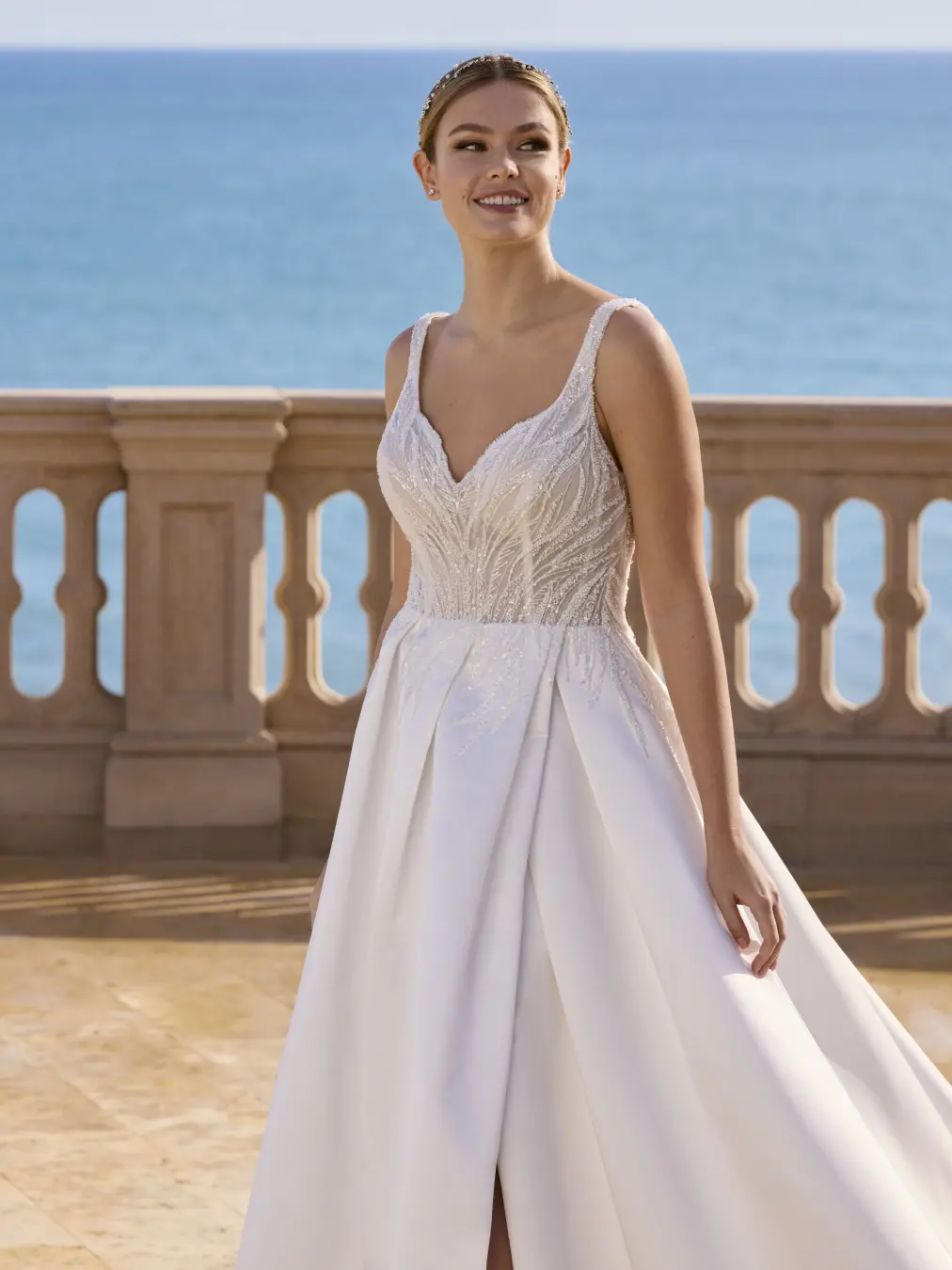 Minimalismo com linhas limpas e tecidos lisos aparece nas tendências de vestidos de noiva para 2027. Apostar no caiment…