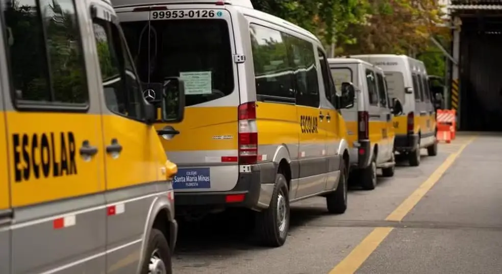 Vans e ônibus escolar podem usar a faixa exclusiva do BRS no Rio de Janeiro das 11h às 14h, a partir da próxima segunda…