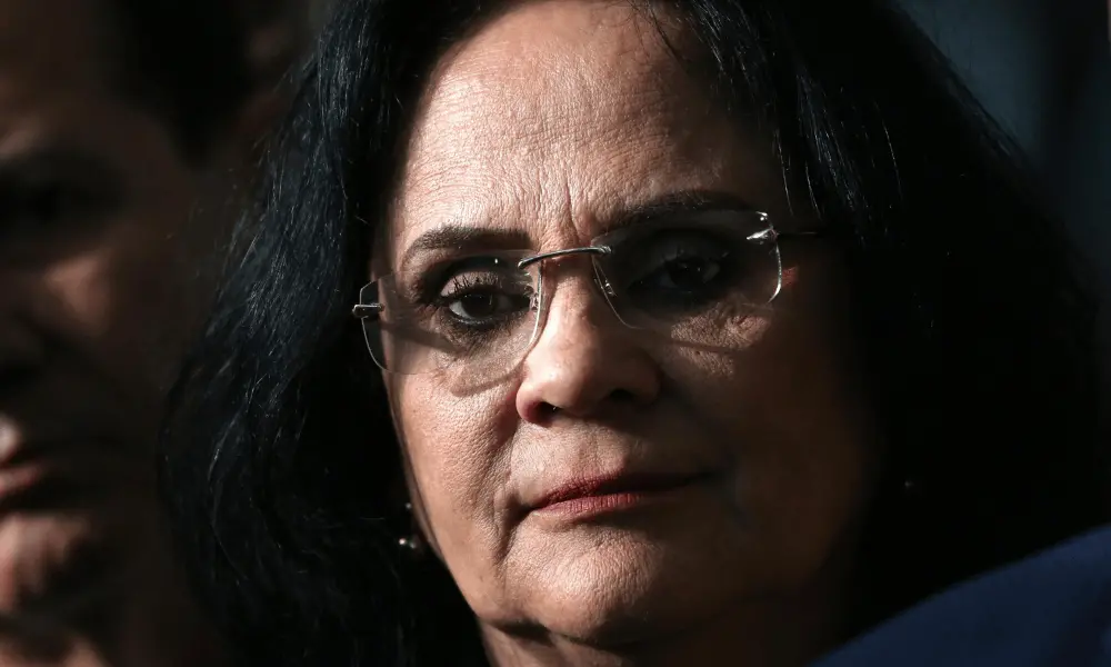 Michelle faltou a evento de campanha em Brasília porque Damares disse que Bolsonaro passou mal em casa. É triste ver a …