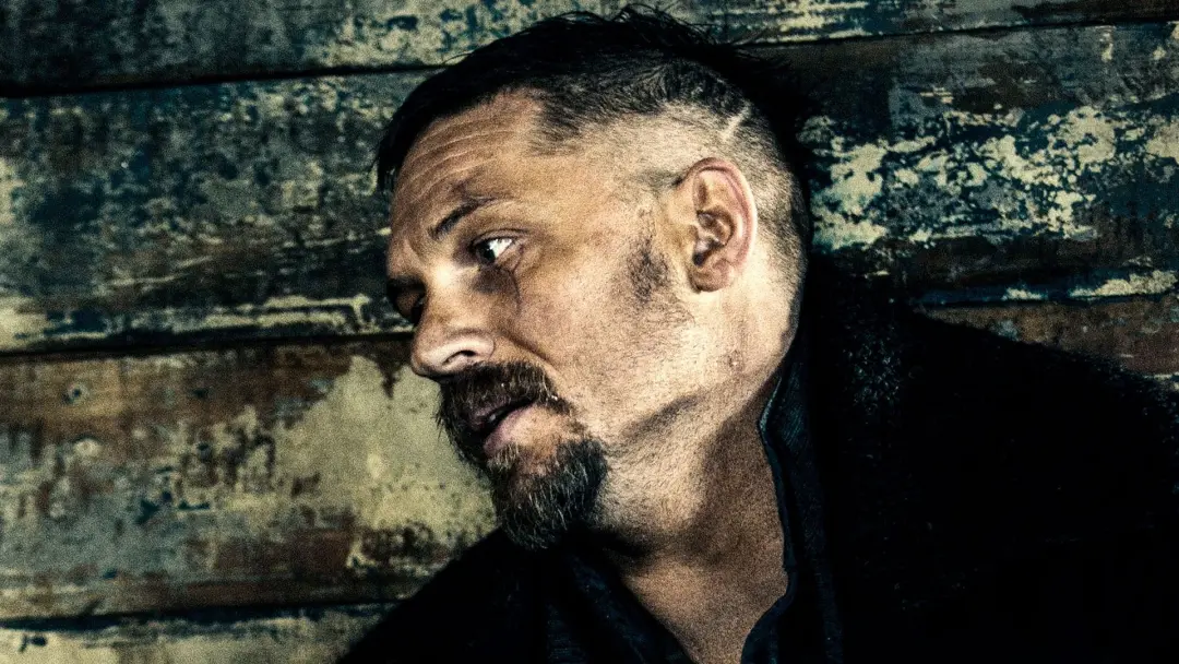 Tom Hardy confirma o retorno de Taboo na segunda temporada. A série, criada com seu pai e Steven Knight, teve um impact…