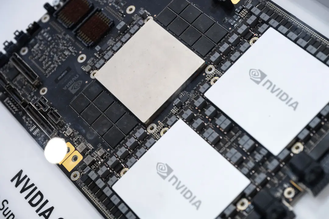 Ações da Nvidia atingiram um recorde, chegando a US$ 5,7 trilhões em valor de mercado. A alta acontece depois de invest…