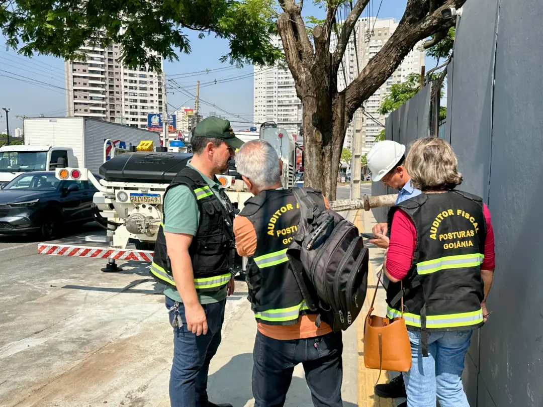 Setor Serrinha, autuação em canteiro de obras por descarte irregular de concreto em bueiro. A multa visa garantir o ord…