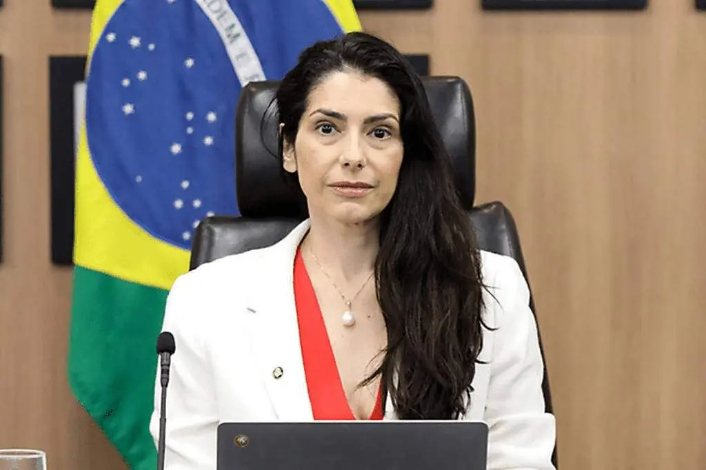 Ministra do TSE, Estela Aranha, com atuação no governo Lula, participou de discussões sobre o PL das Fake News. Ela def…