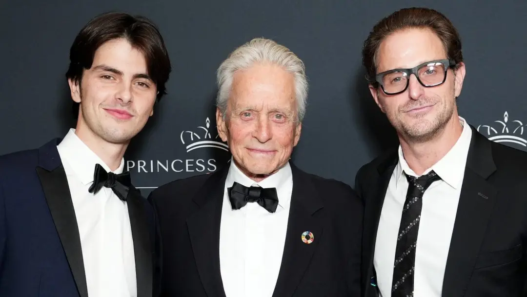 Michael Douglas tem três filhos no total, um da primeira uniao e dois com Catherine Zeta-Jones. A estrutura familiar co…