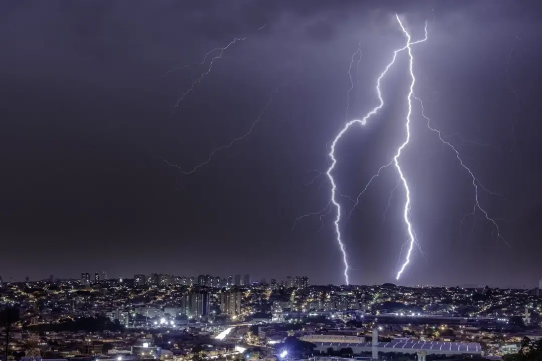 Vendavais e raios causam 51,23% das interrupções de energia em Goiás, segundo a Equatorial. A incidência de ventos derr…