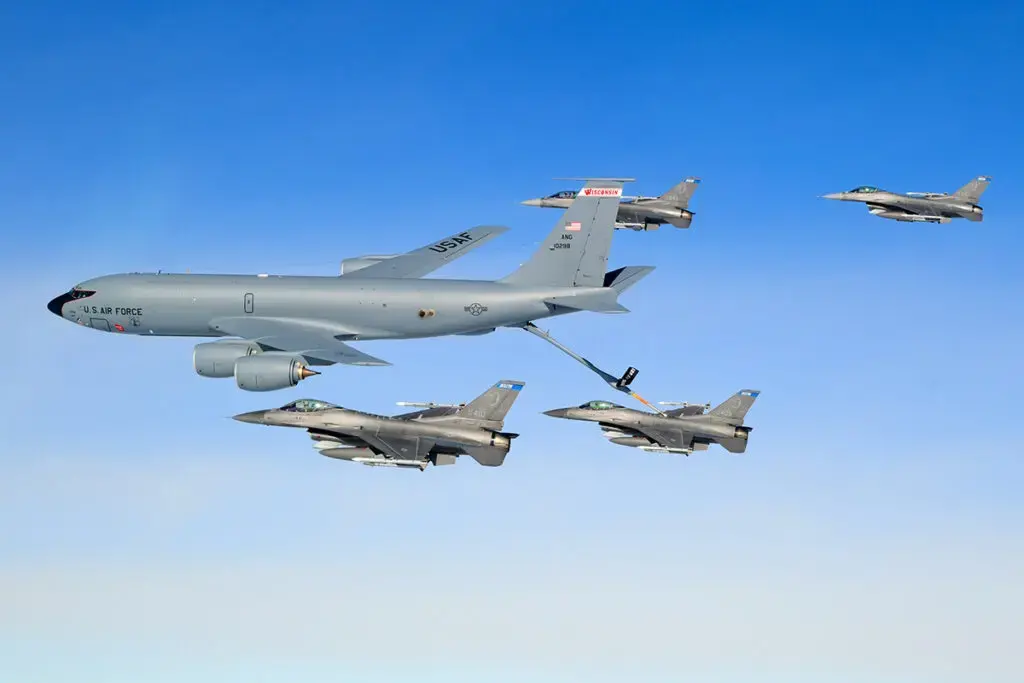 Seis caças F-16 argentinos e tanques KC-135R dos Estados Unidos sobrevoaram Araraquara, São Paulo, na terça. Esse movim…