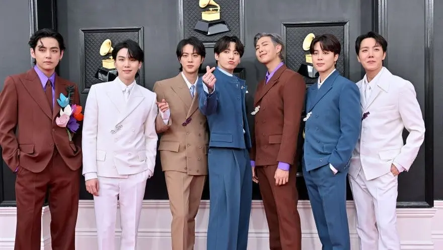 BTS e Stray Kids não vão comparecer aos Grammy Awards 2027. A decisão de ambos os grupos de boicotar o evento mostra um…