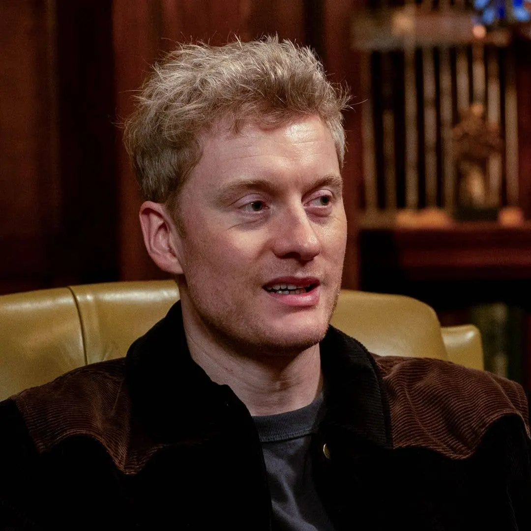 James Acaster, astro de Celebrity Traitors, tem vida amorosa com estrelas grandes. Ele já namorou gente famosa, como Be…