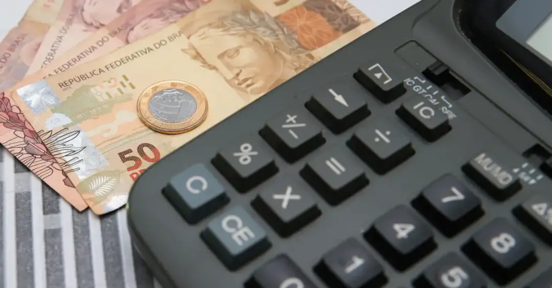 STJ decidiu que salário pode ser penhorado para dívida não alimentar, mesmo com renda abaixo de 50 salarios minimos. Is…
