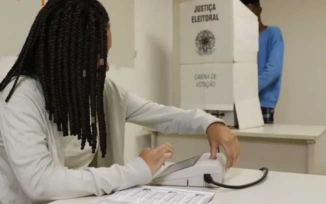 Mais de um quinto dos eleitores brasileiros, 20,9% em 2022, não votou, mesmo sendo obrigatório. Acredito que o foco na …
