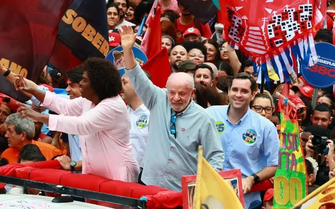 Centro do Rio com caminhada de Lula na manhã de sexta, com Benedita da Silva e Pedro Paulo presentes. A concentração gr…