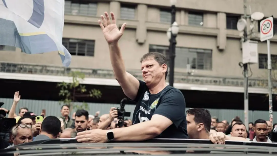 Tarcisio de Freitas disse que apoia Flávio Bolsonaro no 2º turno, inclusive fora de São Paulo. É um movimento que mostr…