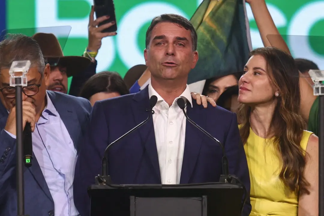 Dentista Fernanda Bolsonaro disse que Flávio Bolsonaro honrará as mulheres e criará uma escola de graça se eleito. A id…