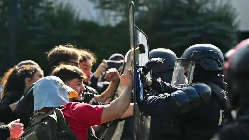 Seine-Saint-Denis, no norte de Paris, tem adolescentes nas barricadas há quase duas semanas. O movimento, que começou e…