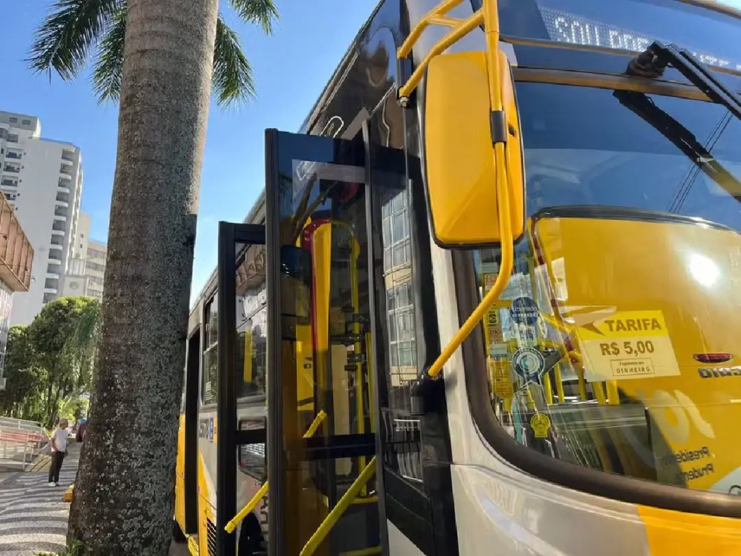 Presidente Prudente reforça a frota de ônibus e oferece passagem gratuita no domingo de eleições 2026. É uma organizaçã…