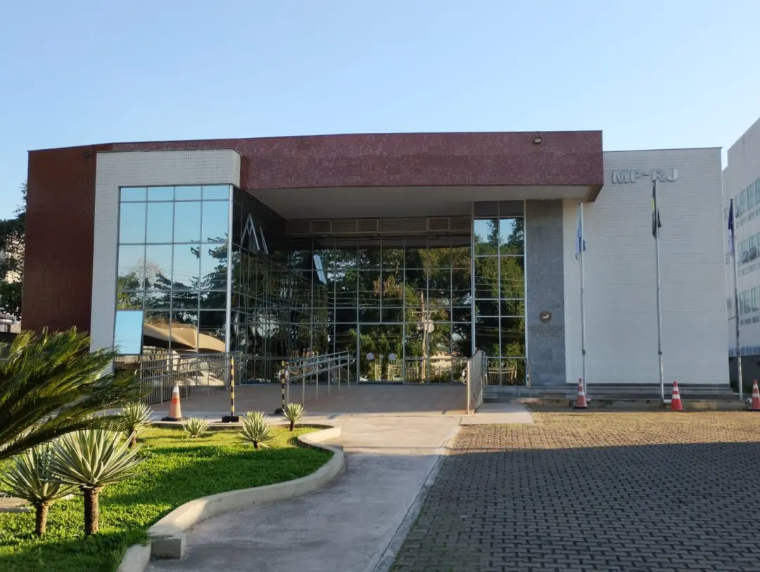 Dois presos e quatro procurados pelo MPRJ em Volta Redonda por ligação com tráfico na Grota do Geremano. A organização …