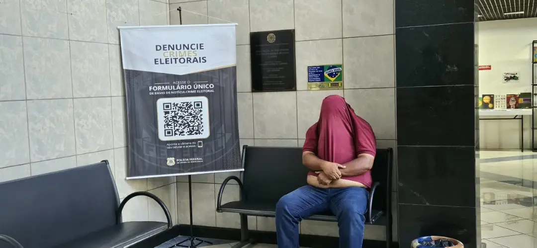 Em Maceió, durante distribuição de cestas básicas, um homem foi preso pelo Bope suspeito de compra de votos. Isso mostr…