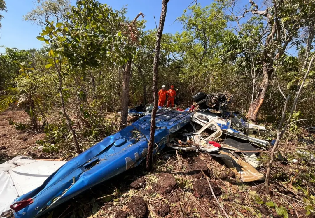 Divinópolis, TO, teve um avião bimotor que caiu na zona rural, matando piloto e empresário. O relato dos moradores indi…