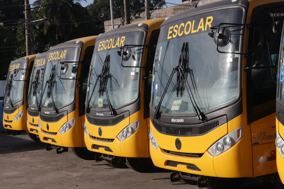 Ônibus e vans escolares vão circular no BRS entre 11h e 14h a partir de segunda. A prefeitura testa a mudança para ver …