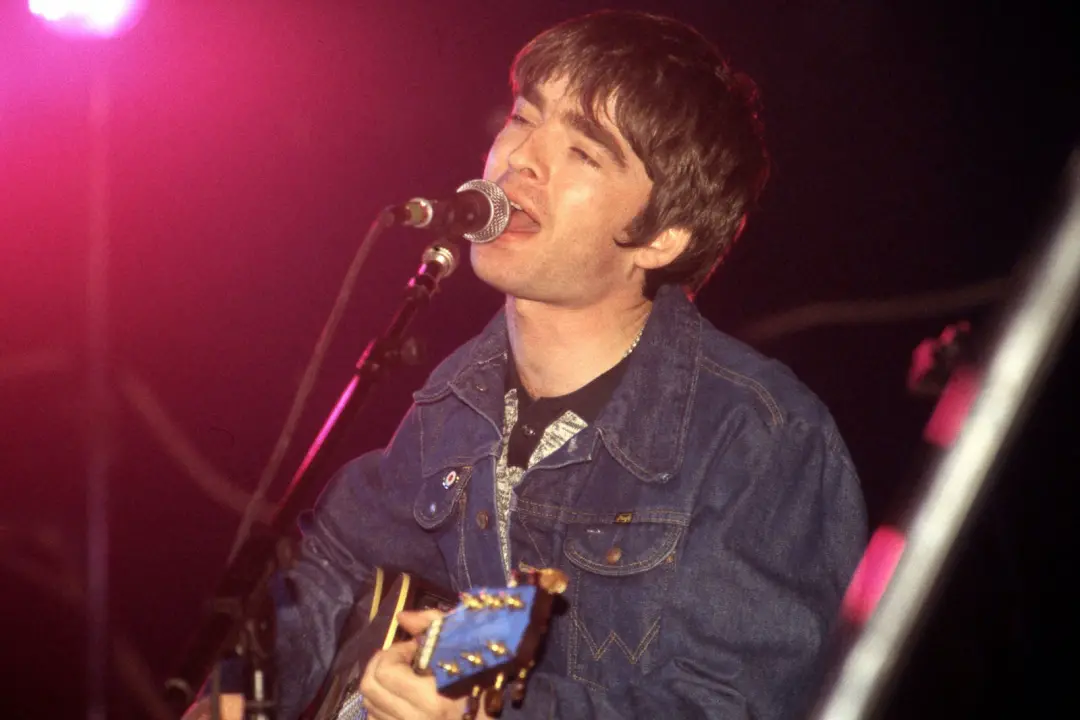 Noel Gallagher Unplugged valeu 300 mil dólares em leilão. Vender itens de artistas grandes mostra o valor da história e…