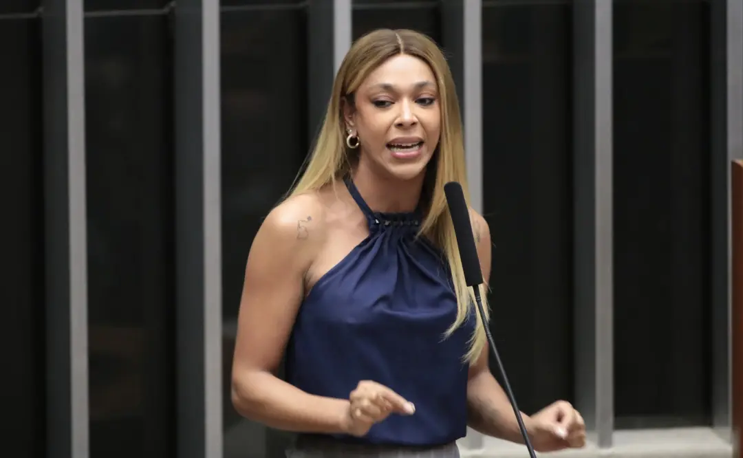 Erika Hilton acionou o Tribunal Regional Eleitoral do Rio de Janeiro contra Benny Briolly, candidata do PT, por propaga…